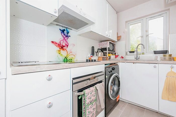 1 Bedroom End Of Terrace House For Sale In Banner Close, Purfleet, RM19