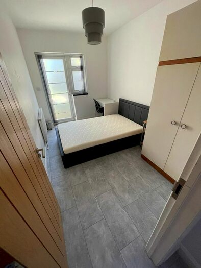 1 Bedroom Semi-Detached House To Rent In Mayesford Road, Romford, Ig3