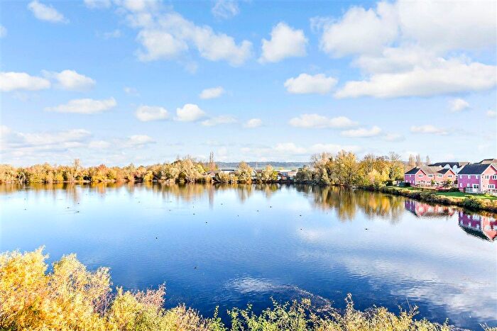 2 Bedroom Flat For Sale In The Lakes, Larkfield, Kent, ME20