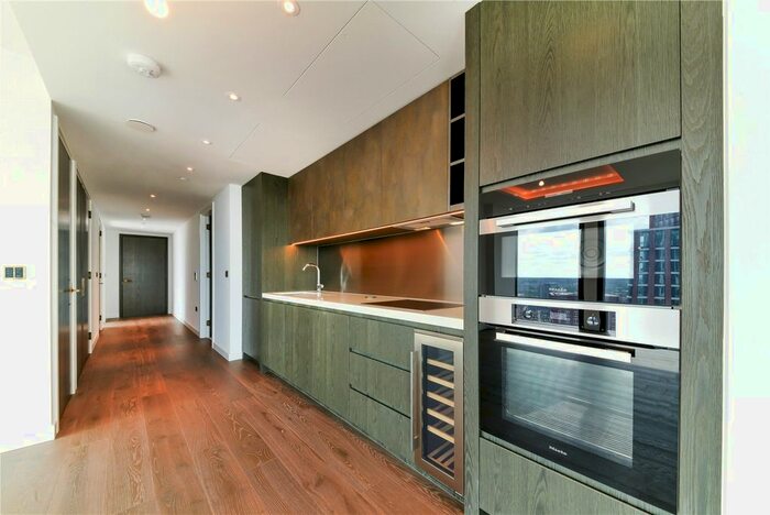 3 Bedroom Flat To Rent In Carnation Way, London, SW8