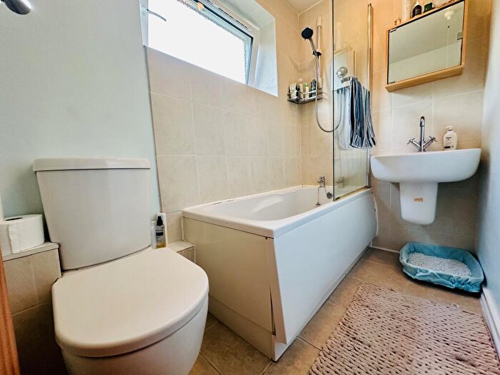 2 Bedroom Flat For Sale In Lidgett Park Court, Roundhay, Leeds, LS8