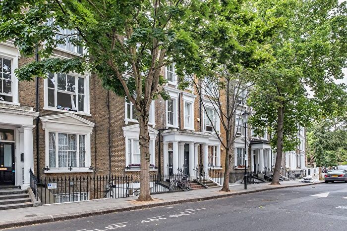 2 Bedroom Flat For Sale In Kempsford Gardens, London, SW5