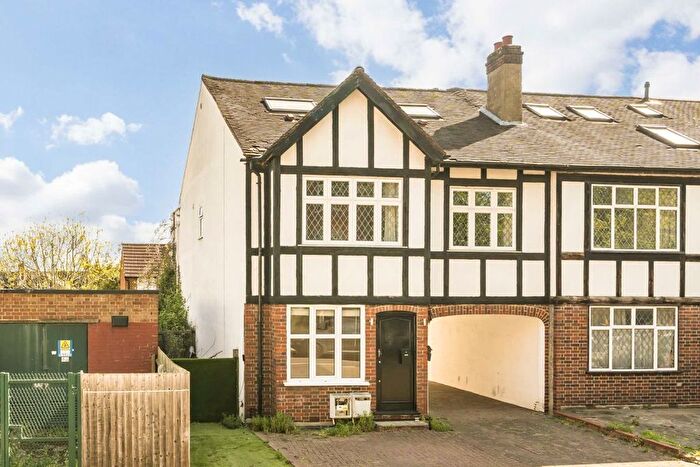 3 Bedroom Flat For Sale In St. James's Drive, Tooting, SW17
