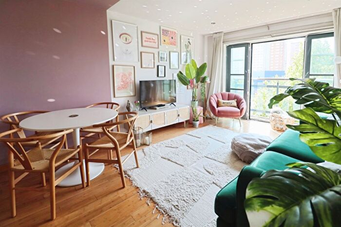 2 Bedroom Flat For Sale In South Mews, Cardiff, CF10