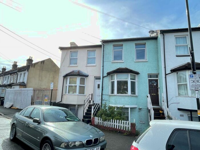 3 Bedroom Maisonette To Rent In Oval Road, East Croydon, CR0