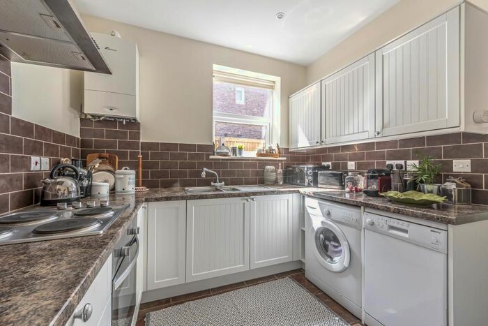 2 Bedroom Flat To Rent In Darell Road, Richmond, TW9