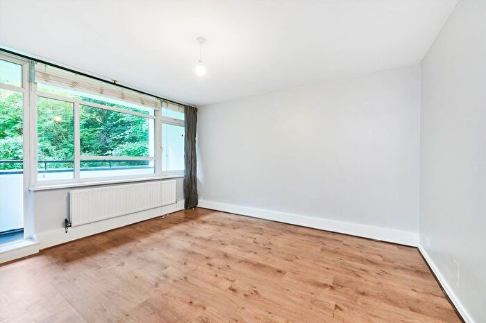 2 Bedroom Flat To Rent In Wimbledon Park Side, Wimbledon, SW19
