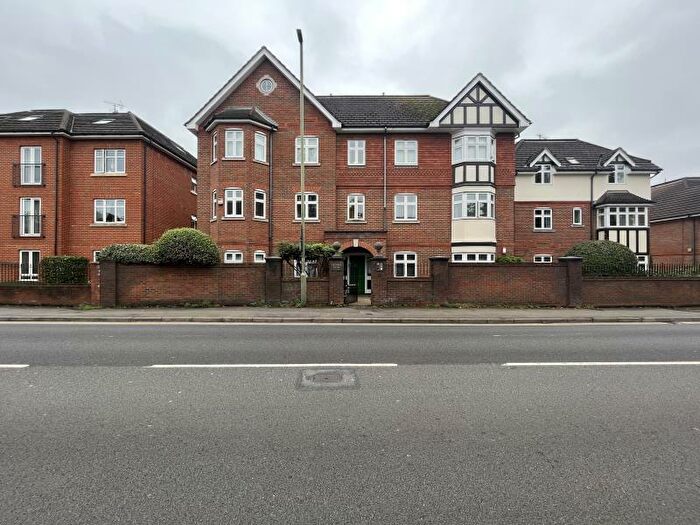 2 Bedroom Flat To Rent In Weybridge, KT13