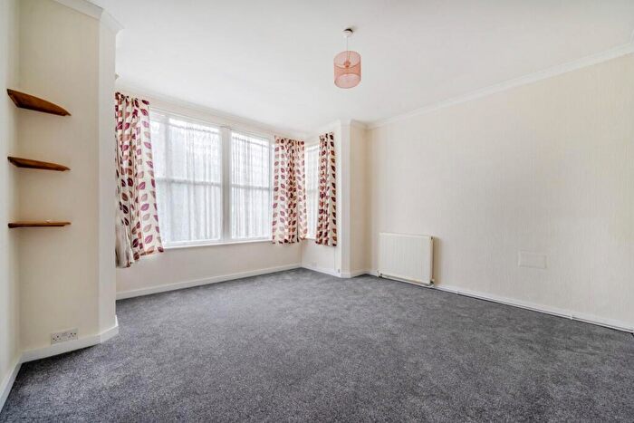 2 Bedroom Flat To Rent In Sylvan Road, London, SE19