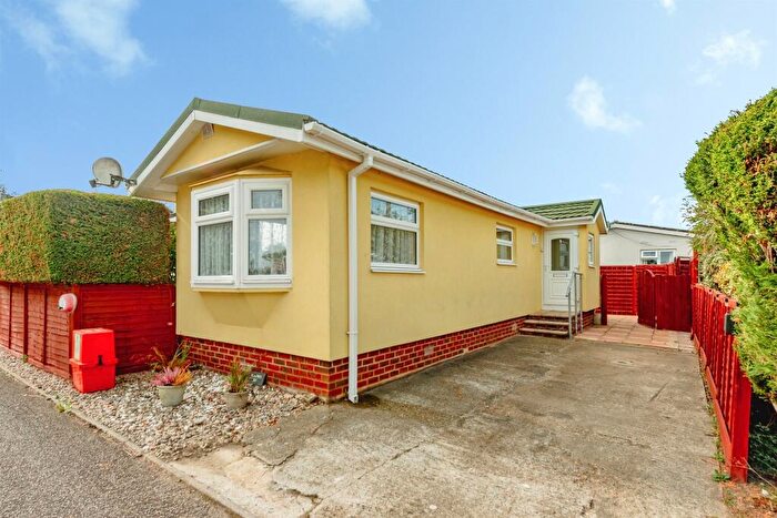 1 Bedroom Park Home For Sale In Laburnum Court, Smallfield, Horley, RH6