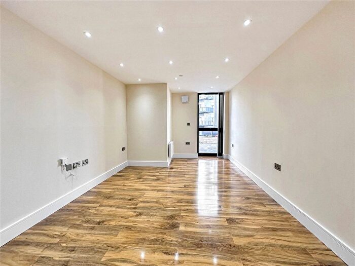 2 Bedroom Flat To Rent In Church Street, Slough, Berkshire, SL1