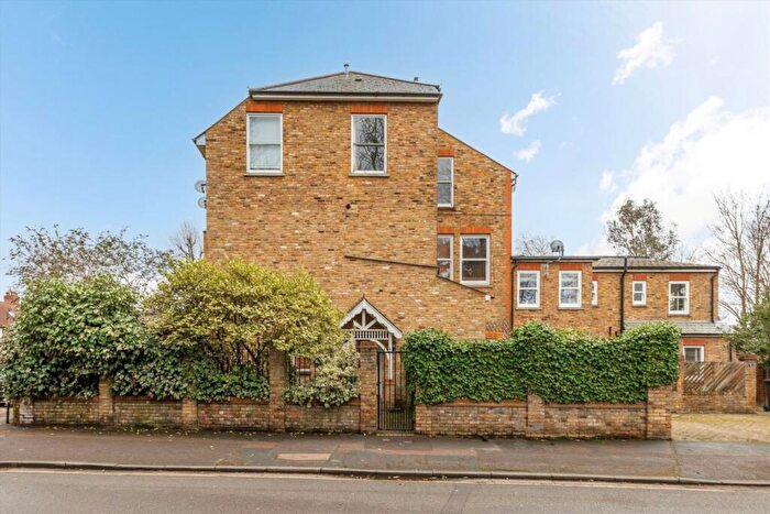 1 Bedroom Flat To Rent In Glamorgan Road, Hampton Wick, KT1