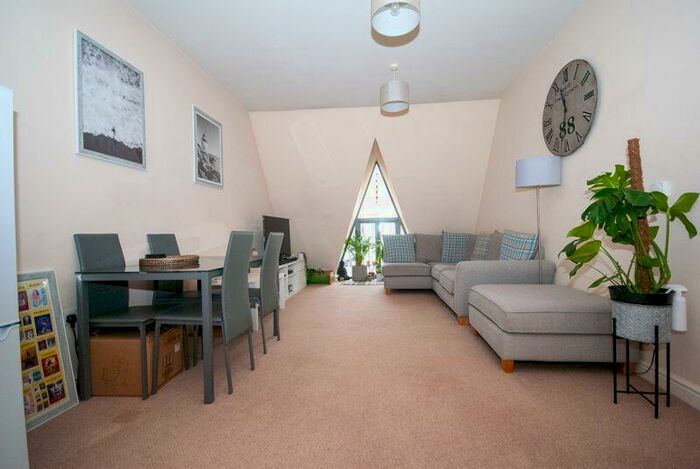 2 Bedroom Flat To Rent In Pall Mall, Leigh-On-Sea, SS9