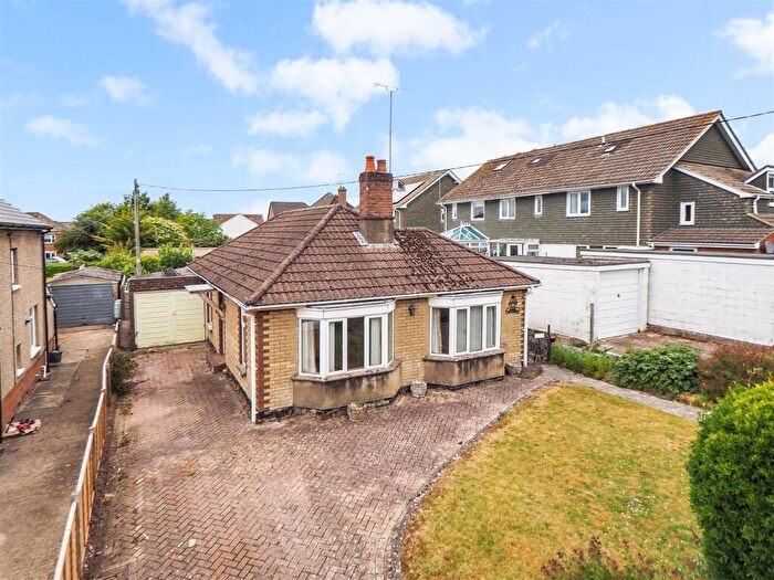 3 Bedroom Detached Bungalow For Sale In Farrs Avenue, Andover, SP10