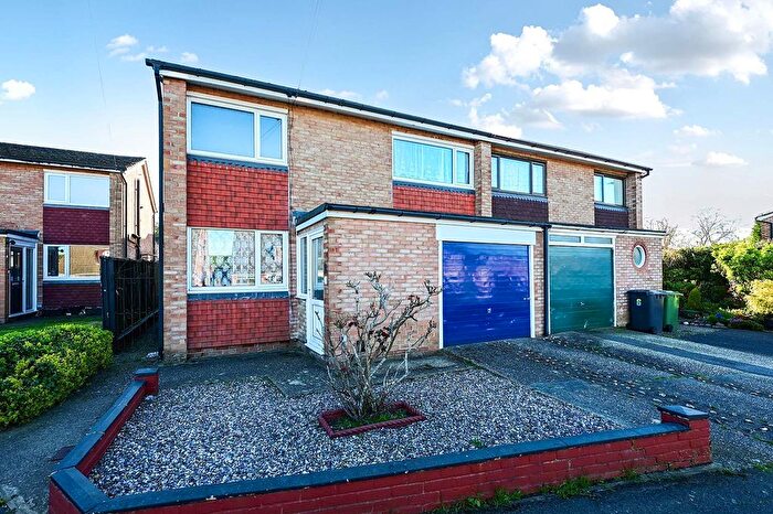 3 Bedroom End Terrace House For Sale In The Glebe, Blackwater, Camberley, GU17