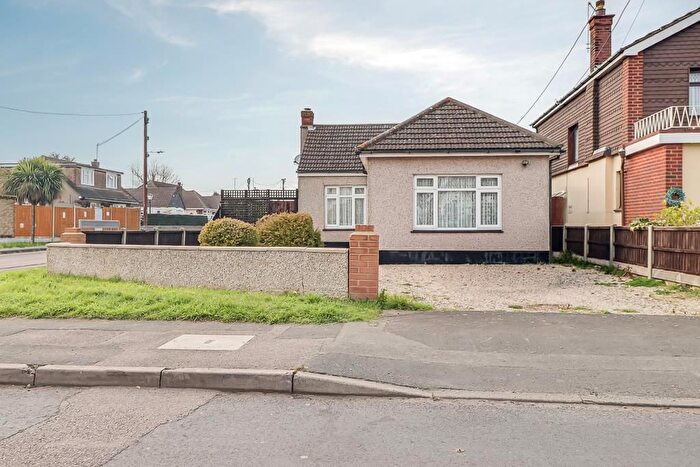 3 Bedroom Detached House For Sale In Sutton Court Drive, Rochford, SS4