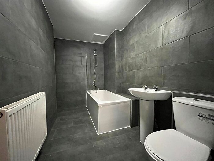 Studio To Rent In Holly Lane, Ilford, IG3