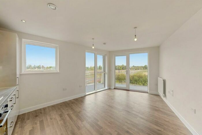 2 Bedroom Flat To Rent In Bedroom Property In Genome Close, Franklin Gardens, CB3