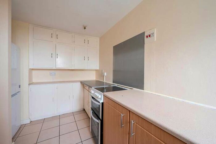 3 Bedroom Flat To Rent In Whitlock Drive, Southfields, SW19