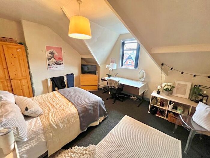 8 Bedroom Terraced House To Rent In Chestnut Avenue, Hyde Park, Leeds, LS6