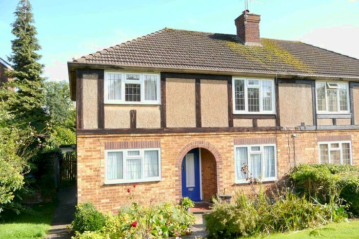 Maisonette To Rent In Monks Close, Enfield, EN2