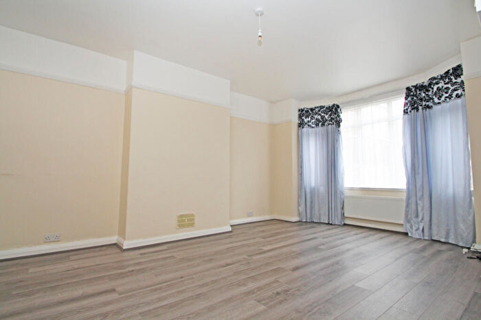 2 Bedroom Flat To Rent In Melbourne Court, London, SE20
