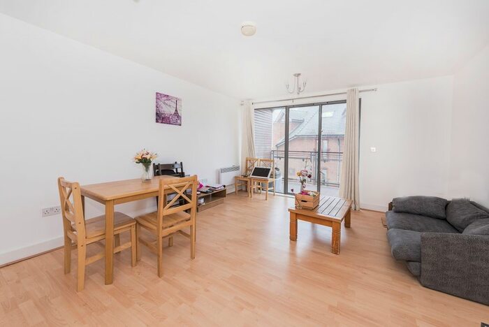 2 Bedroom Flat To Rent In The Bittoms, Kingston Upon Thames, KT1