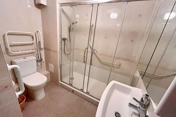 2 Bedroom Flat For Sale In Fordingbridge, SP6