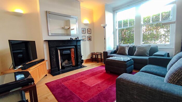 2 Bedroom Maisonette For Sale In Isis Street, London, SW18