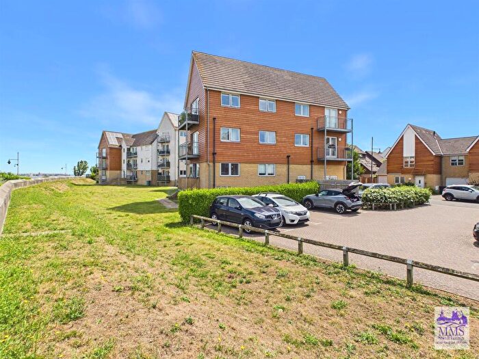 1 Bedroom Flat For Sale In The Causeway, St. Marys Island, Chatham, ME4