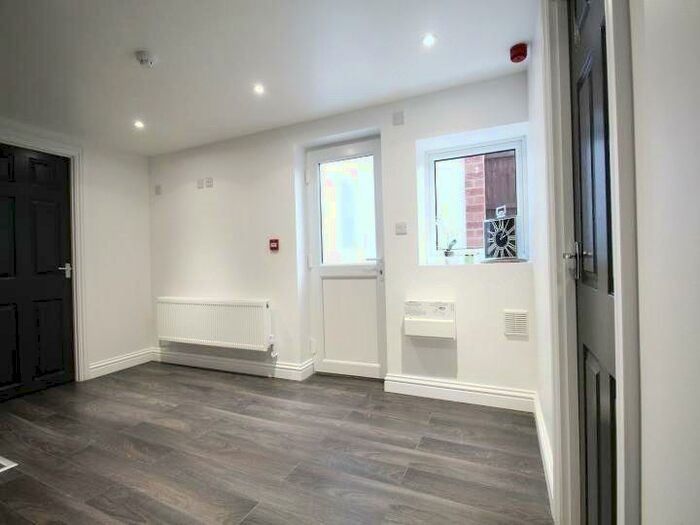 2 Bedroom Flat To Rent In A Flat Monks Road, Lincoln, Lincolnsire, LN2