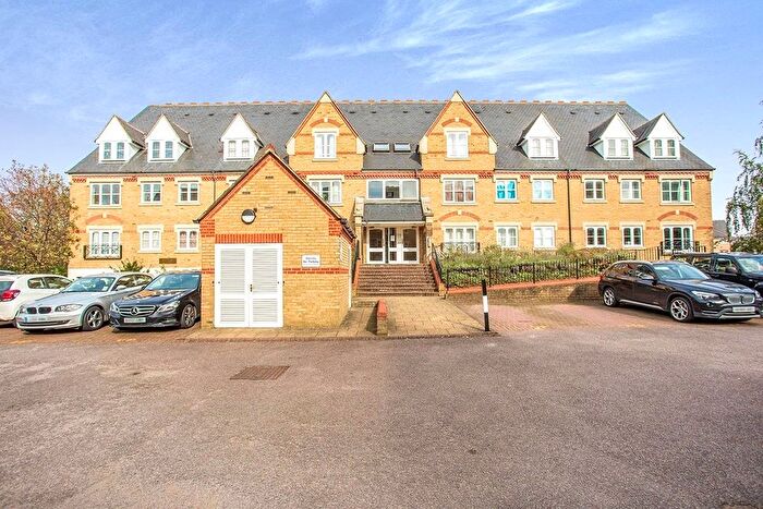 2 Bedroom Flat To Rent In Exeter Close, Watford, Hertfordshire, WD24