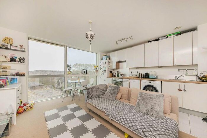 Studio To Rent In Mapleton Road, London, SW18