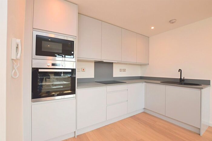 1 Bedroom Flat To Rent In Bowman Mews, London, SW18