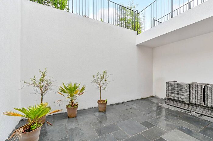 1 Bedroom Flat For Sale In Ambleside Avenue, Streatham Park, London, SW16