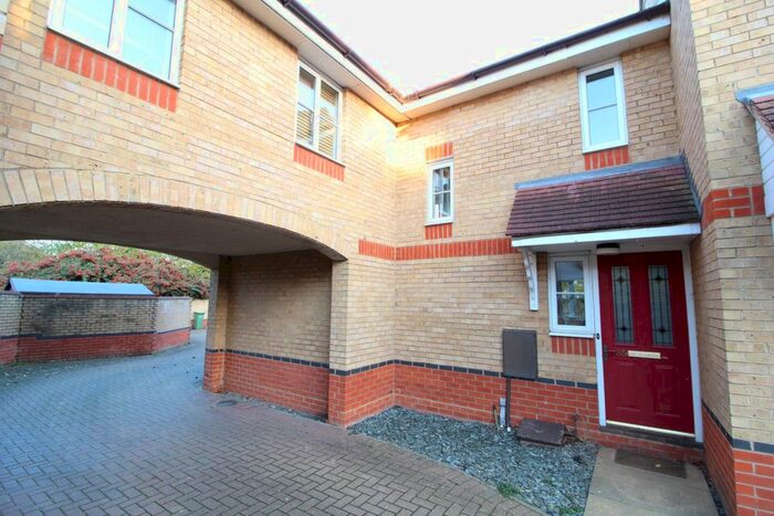 3 Bedroom Semi-Detached House To Rent In Heron Close, Rayleigh, Essex, SS6