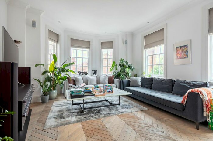 3 Bedroom Flat To Rent In Draycott Place, London, SW3