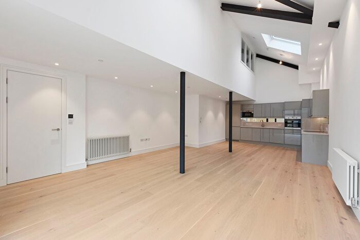 3 Bedroom Flat To Rent In Dalston Lane, Londonn, E8