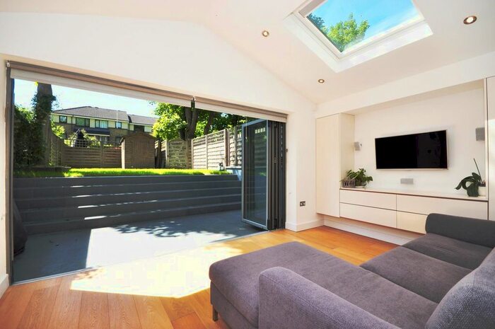 2 Bedroom Flat To Rent In Chiswick High Road, Central Chiswick, W4