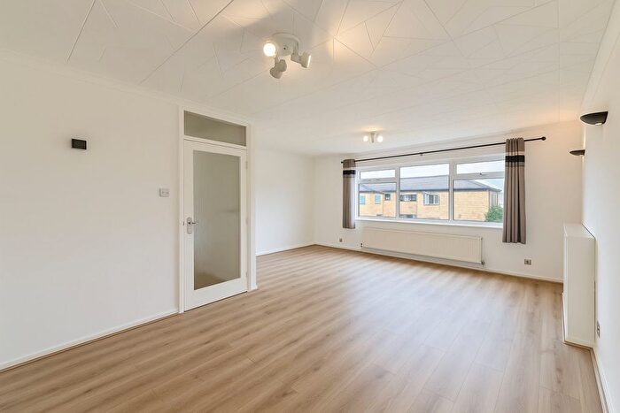 2 Bedroom Flat To Rent In Temple Close, Finchley, N3