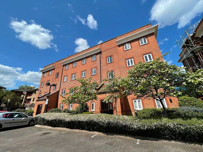 2 Bedroom Flat To Rent In Amber Wharf, Haggerston, E2