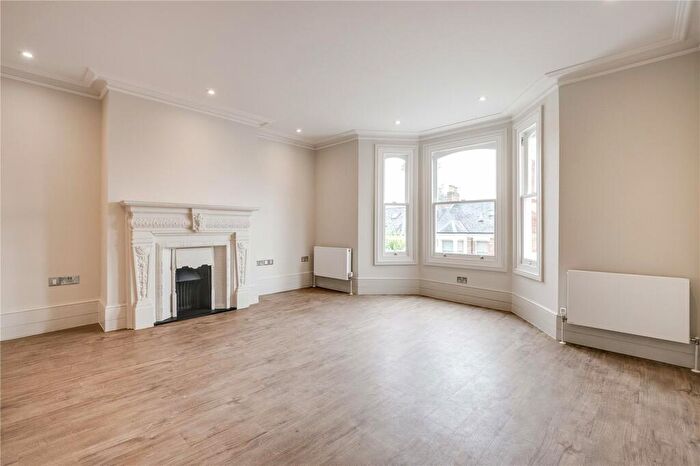 3 Bedroom Apartment To Rent In Balham Park Road, London, SW12