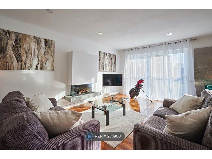 2 Bedroom Flat To Rent In Fairways Court, Hinckley, LE10