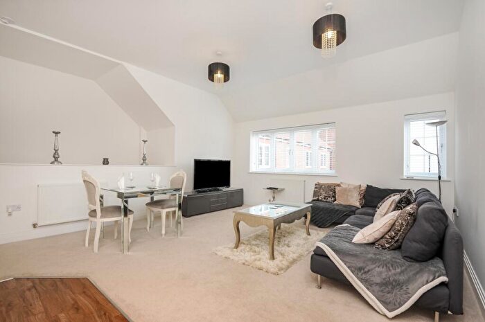 2 Bedroom Apartment To Rent In Mortimer Crescent Kings Park, AL3