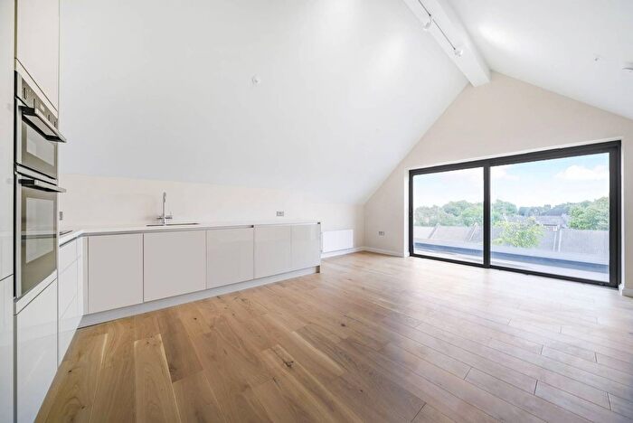 3 Bedroom Flat To Rent In Loats Road, Clapham Park, London, SW2