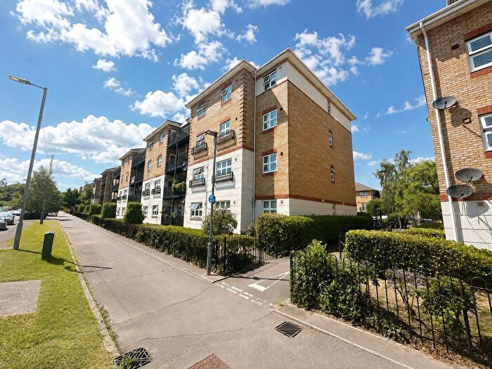 2 Bedroom Flat For Sale In Ogden Park, Bracknell, Berkshire, RG12