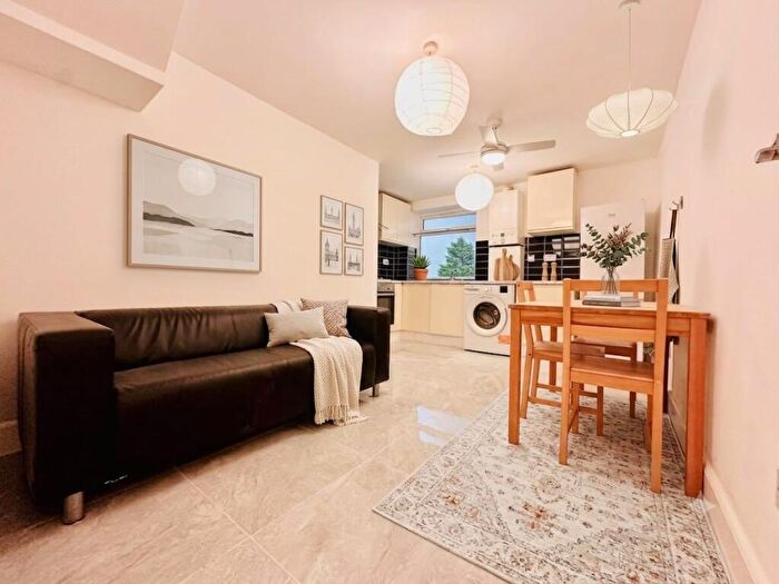 3 Bedroom Apartment To Rent In Amersham Road, London, SE14