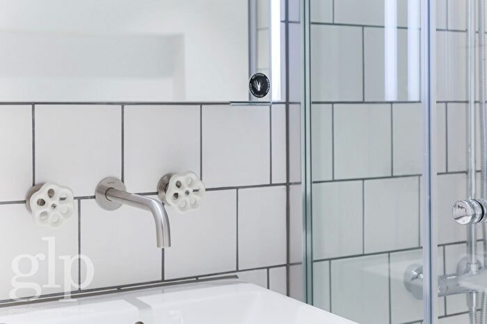 1 Bedroom Flat To Rent In Carnaby Street, London, Greater London, W1F