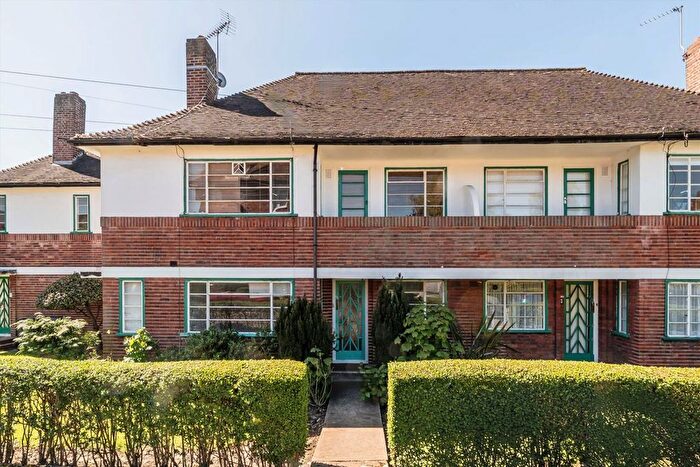 2 Bedroom Flat To Rent In Denison Close, Hampstead Garden Suburb, N2