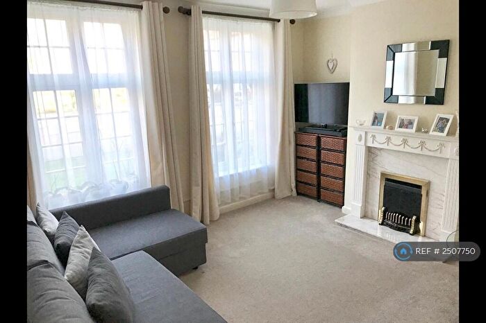 2 Bedroom Flat To Rent In Portsmouth Road, Thames Ditton, KT7